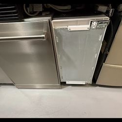 🧊 Sub-Zero UC-15IP 15” Built-In Ice Maker – Crystal-Clear Ice, Anytime!