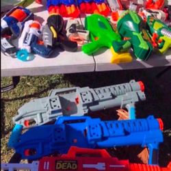 Bonche De Nerf Guns And Assorted 