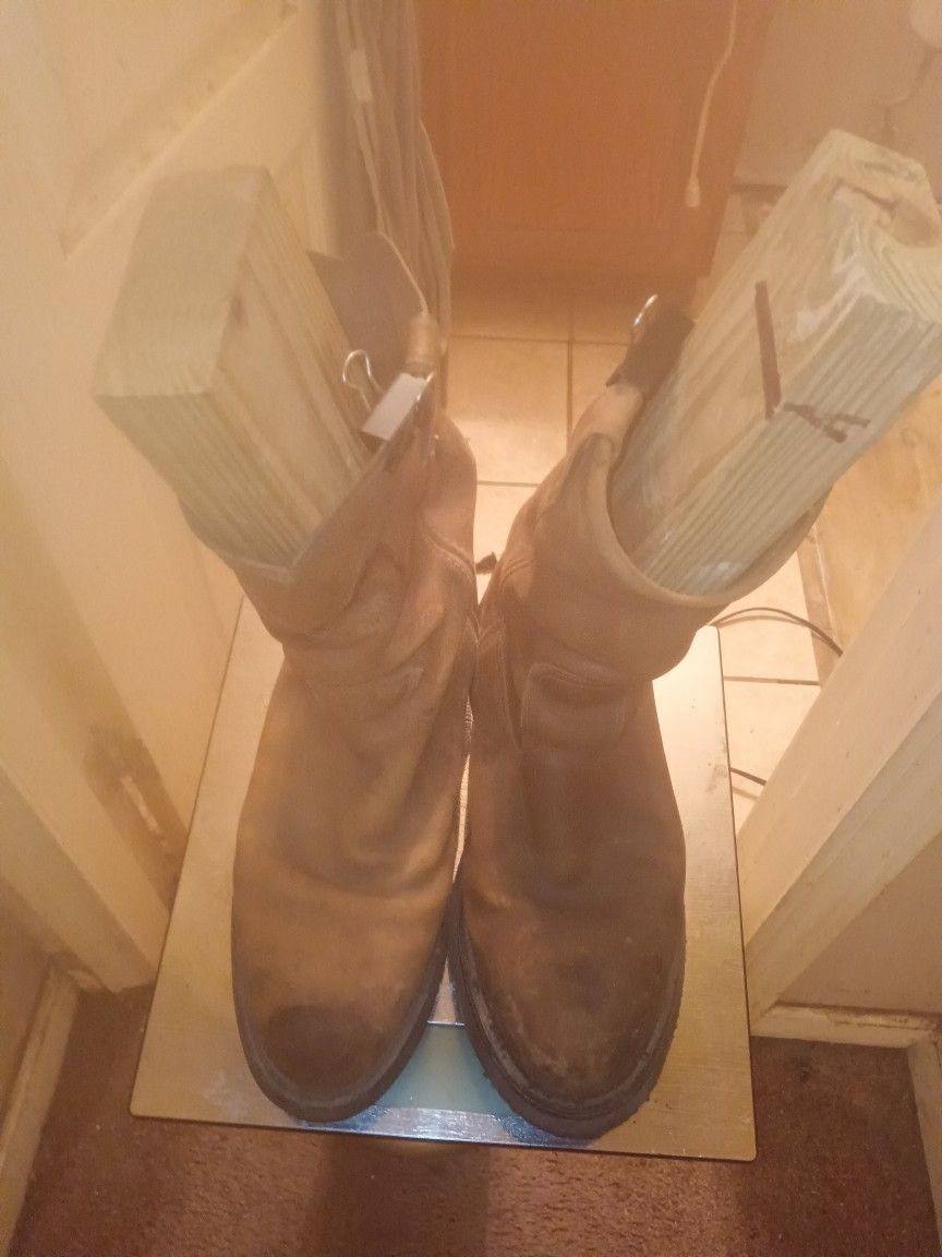 VIBRAM{brown leather laceless steel toe boots