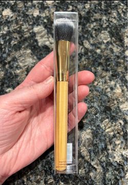 NEW TARTE COSMETICS LARGE FULL COVERAGE CONCEALER BRUSH $10!