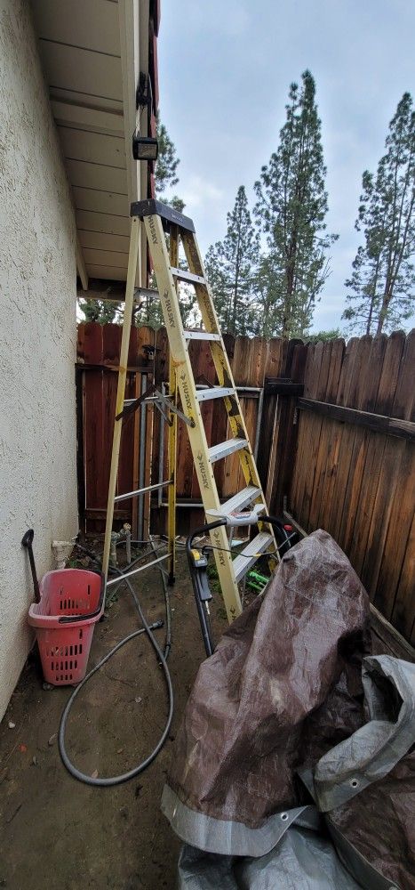 8ft ladder in excellent condition 