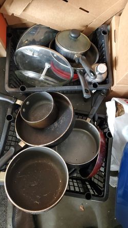 7 pots an pans and legs for quick sale used but works