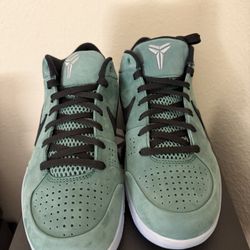 Kobe 4 Girl Dad Size 9 And 11.5 Brand New