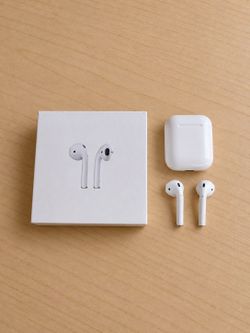 Apple AirPods (2nd Generation) with Charging Case – Excellent Condition
