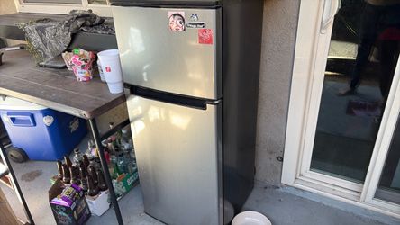 Mini Fridge - Magic Chef 4.5 Cu. Ft. - 2 Door