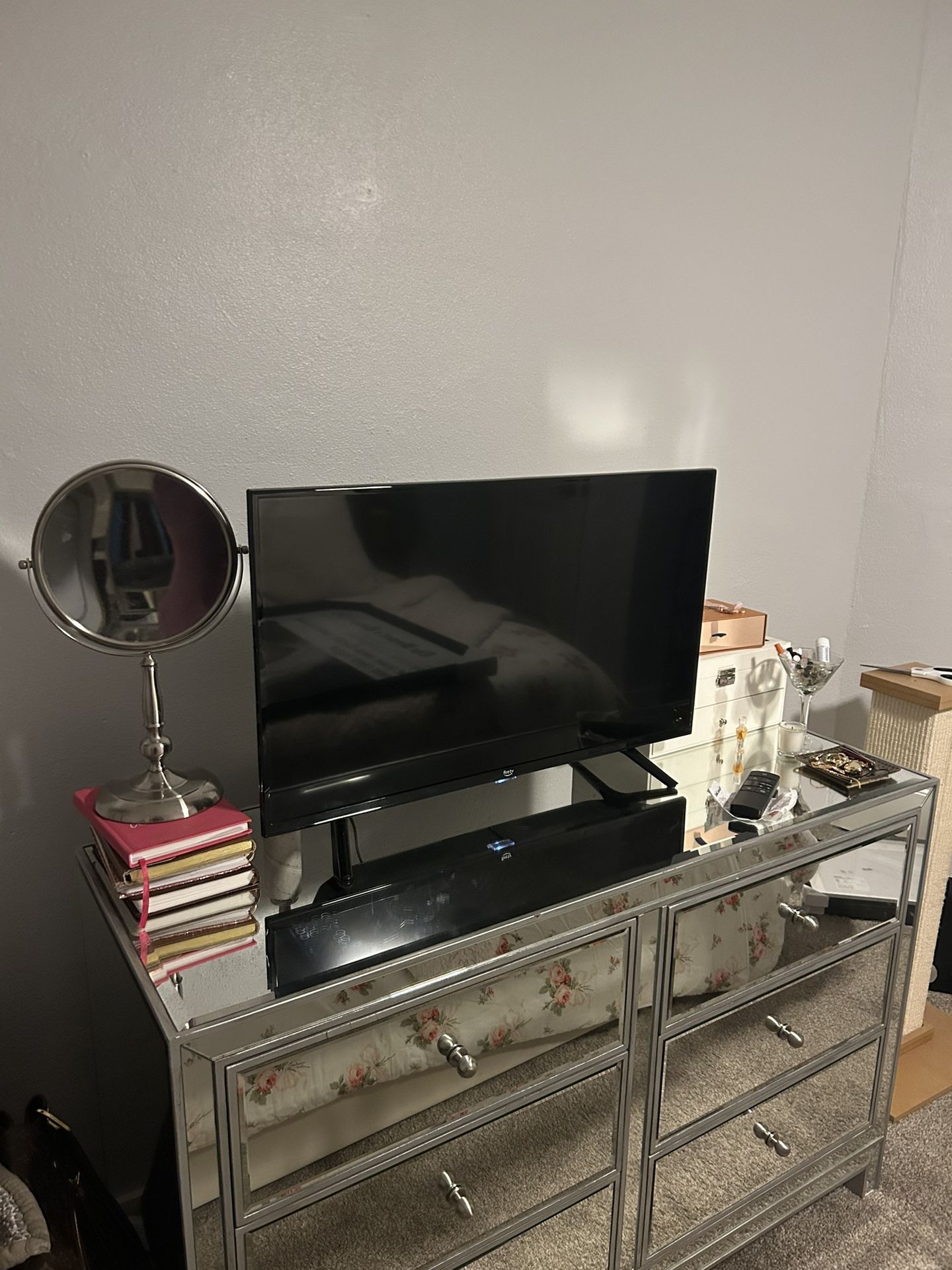 New Flatscreen Fire tv 26x15