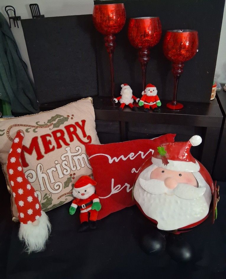 Indoor/outdoor Metal decorative Santa Figurine With pillow