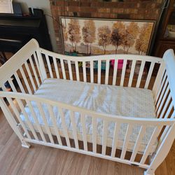 Baby crib with waterproof mattress