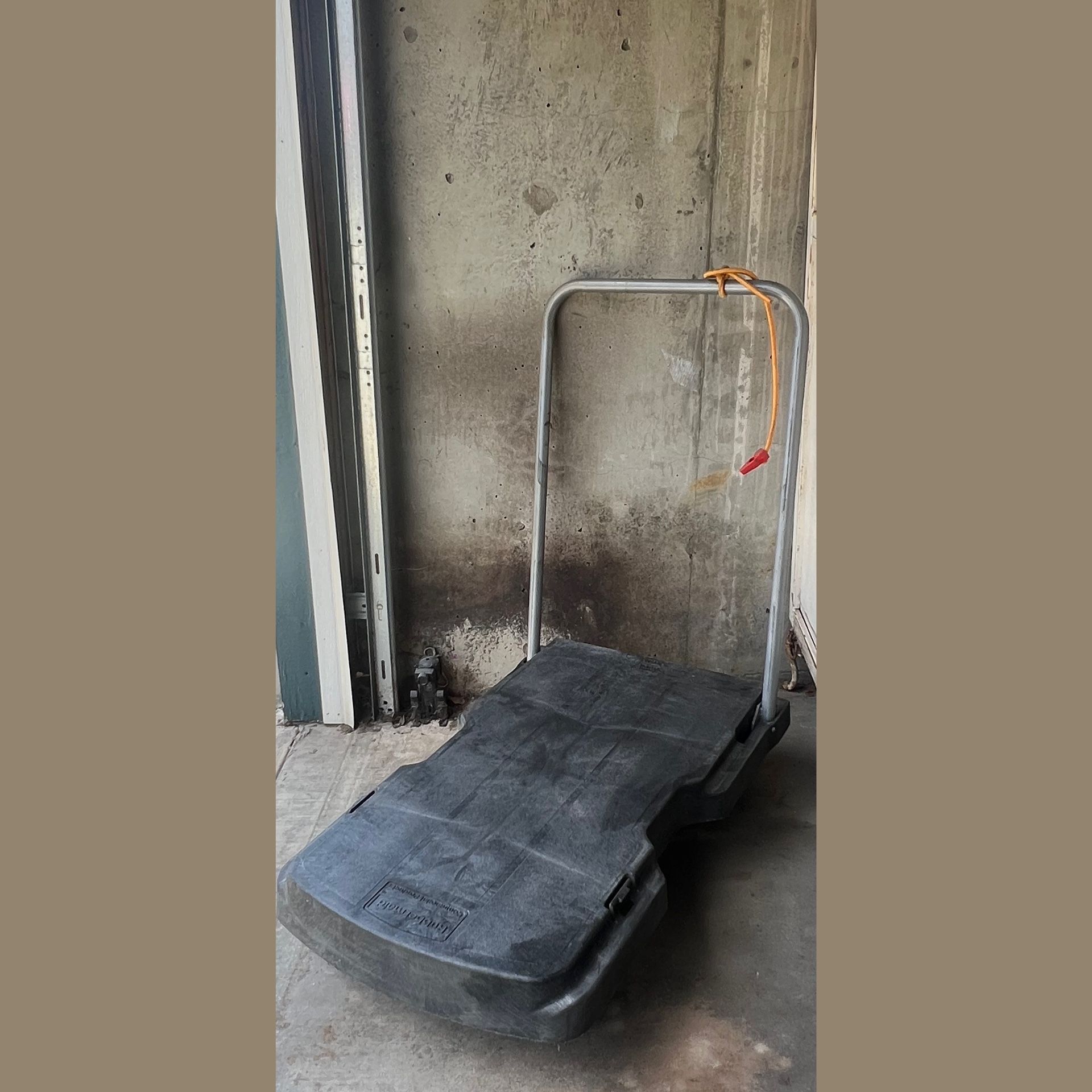 Rubbermaid Tripple Trolly Cart