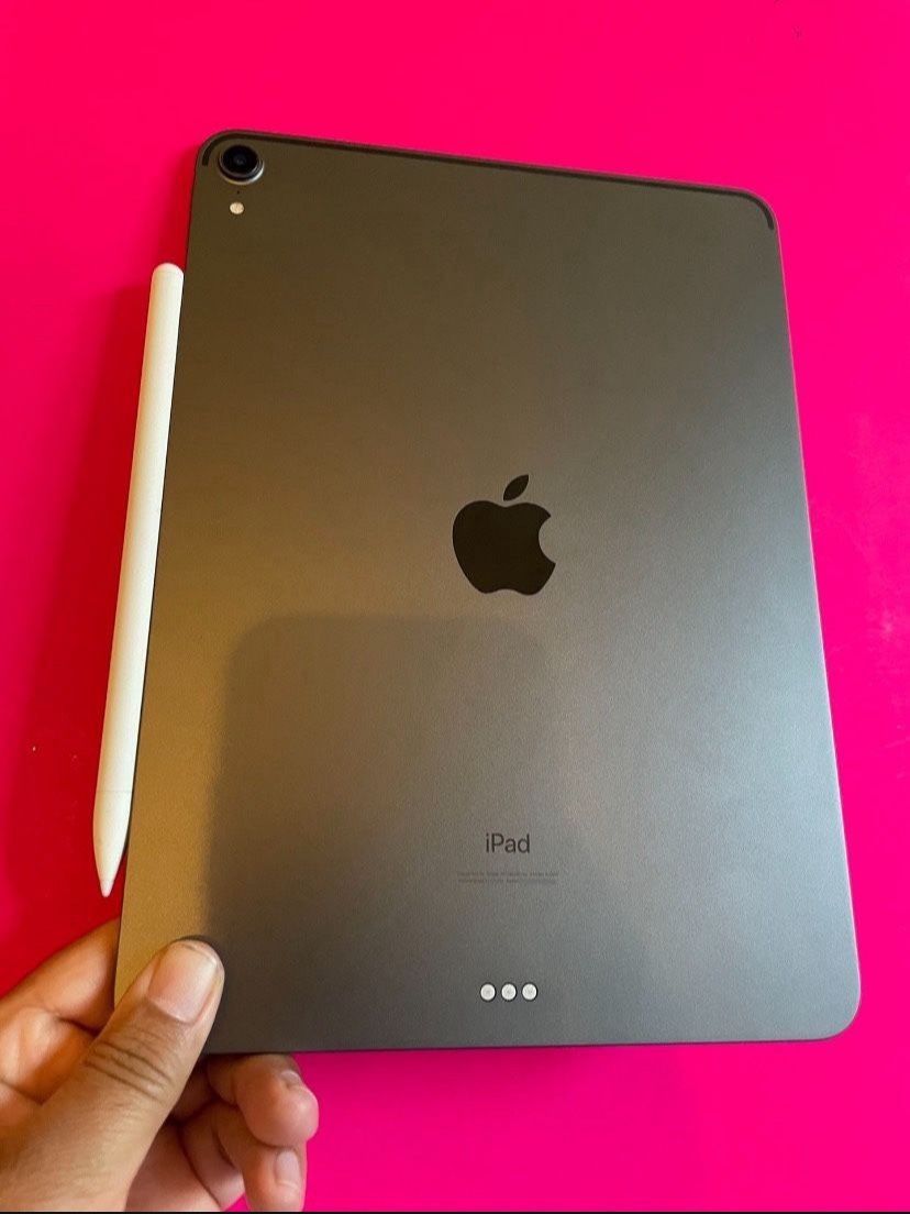 Apple IPad Pro 11” (Face ID / Liquid Retina  / 2018 Model ) 64GB with Keyboard case, stylus pen & Accessories (256GB $469) 