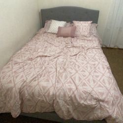 Bed With Mattress Included / Cama Con Colchón Incluido 