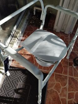 Bariatric folding commode