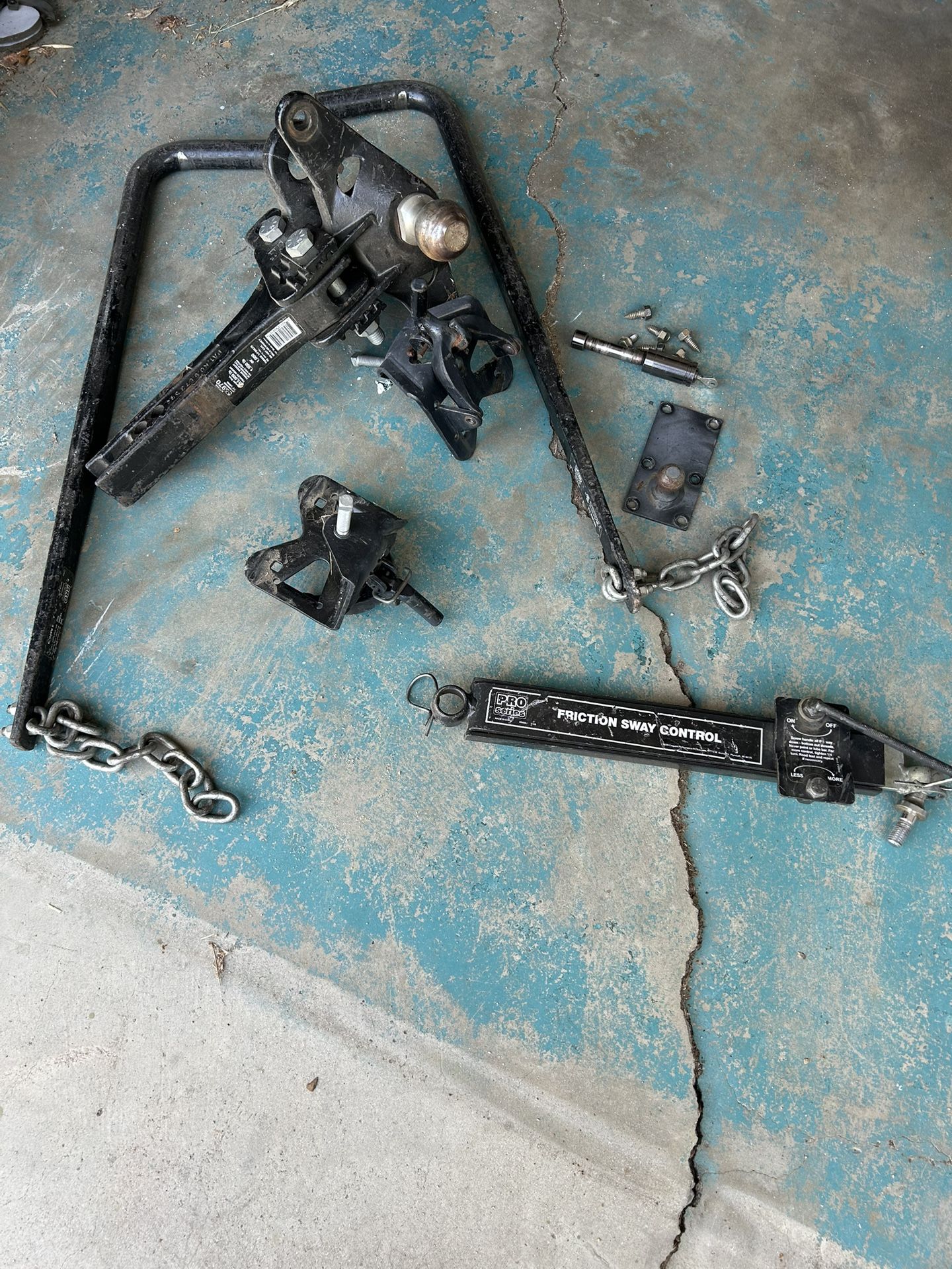Trailer hitch with sway bars