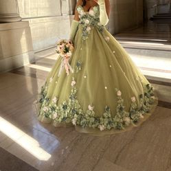 Quinsianera Vestido Se USO Solo Tres Horas Para Fotos , Se Vende Todo Completo Vestido, Ramo, Corona, Zapatos 