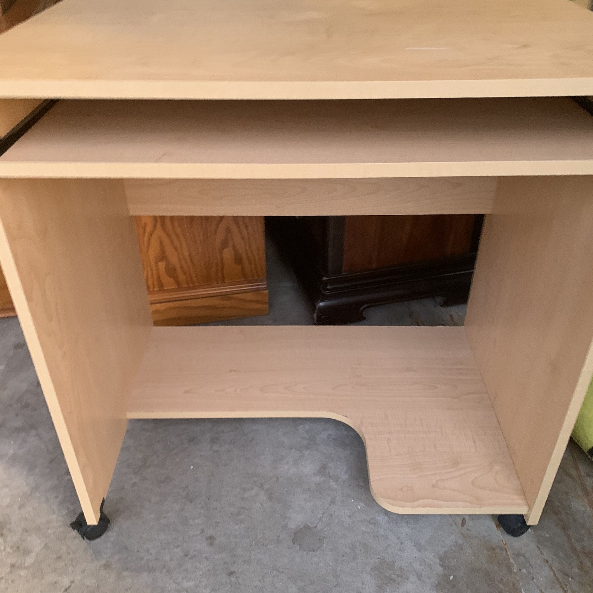 Computer desk with pullout keyboard drawer