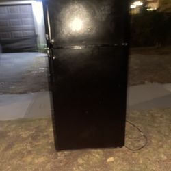 *** Free Curb Alert***  -  Frigidaire Refrigerator