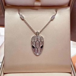 Snake Head Necklace - Luxurious, Exquisite, Individualistic and Elegant Diamond-Set Snake-shaped Collar Chain for Both Men and Women