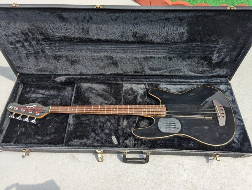 Godin A4 semi-acoustic Bass Guitar Fretted 4 String, 46 Inch, Noire Black.
