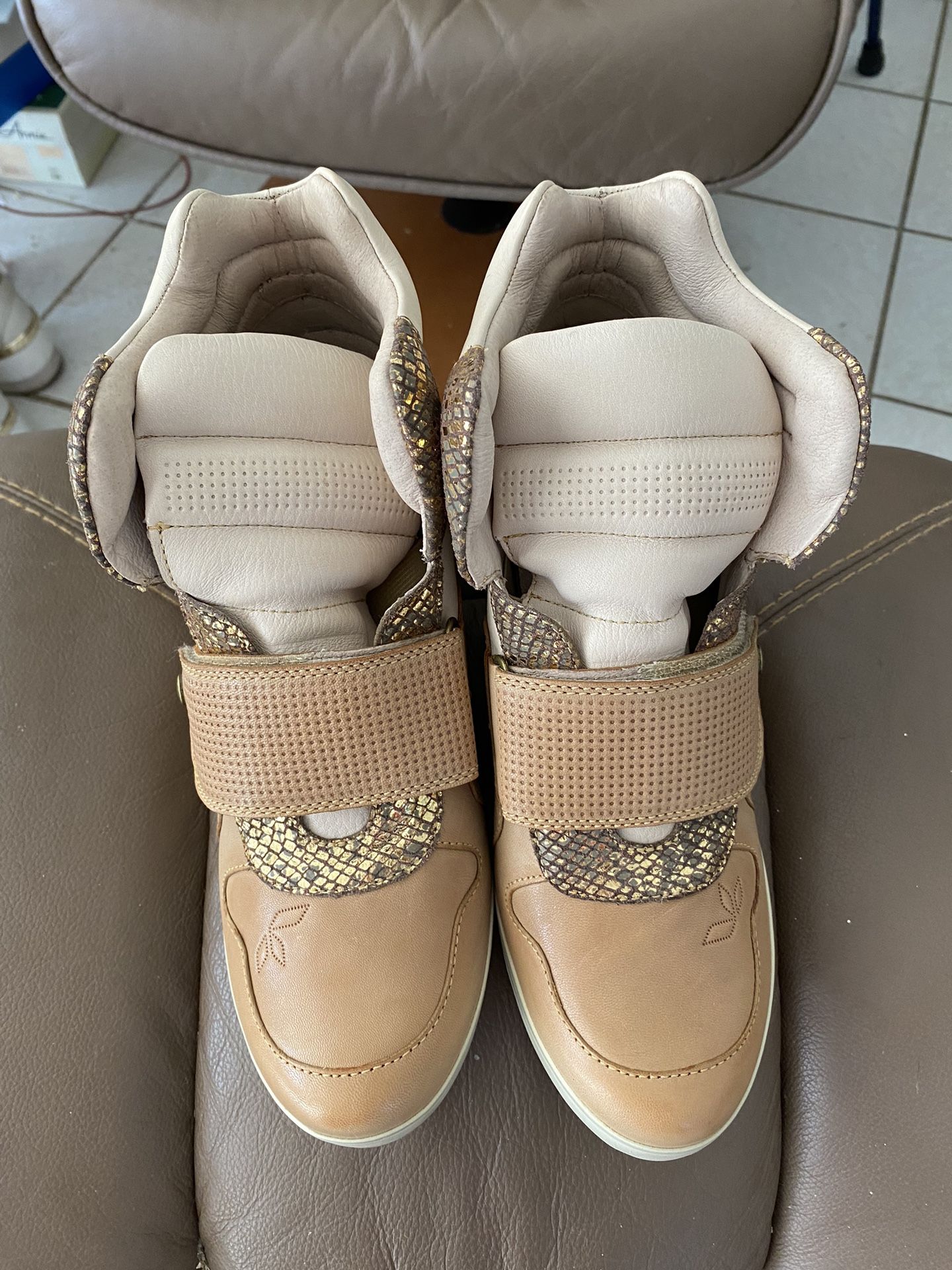 Uggs Koolaburra size 10