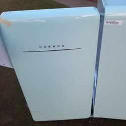 Daewoo small retro refridgerator