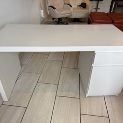 White MALM Desk with Drawers – Perfect Condition!