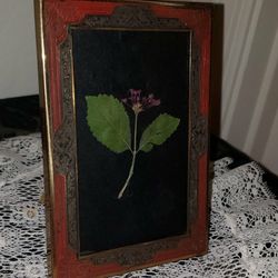 VINTAGE ORNATE BURGUNDY RED GOLD BRONZE FILIGREE DAMASK BRASS METAL FRAME REAL DRIED FLOWER PICTURE ART TABLE DECOR 