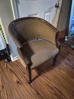 Barrel chair with wheels