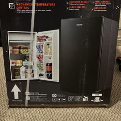 Mini Fridge 3.3 Cubit Feet - Black (Brand New)