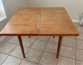 ⭐️Free⭐️Wood square dinning table