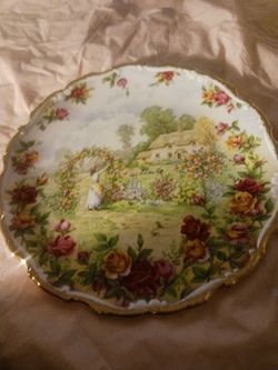Beautiful vintage plate no chips and cracks perfect condition