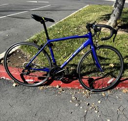 2017 Fuji Sportif 2.7 road bike 14 speed with Shimano breaking system.   