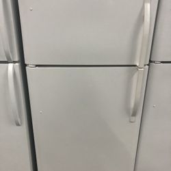 White 18 Cubic Foot Refrigerator With Ice Maker 