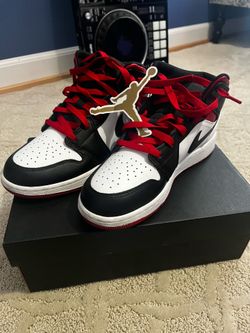 Air Jordan 1 mid GS. Size 5.5