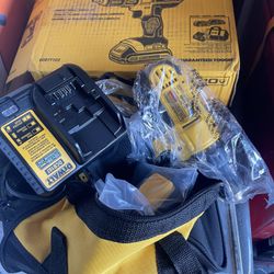 New Dewalt 20v Drill With Two Batteries And Charger 