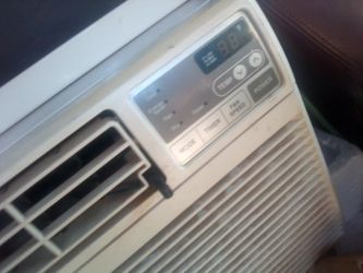WINDOW AC UNIT WORKING EXCELLENT JUST LIKE YOU SEE HERE NOTHING WRONG WITH IT COMPLETE READY TO BE INSTALLED