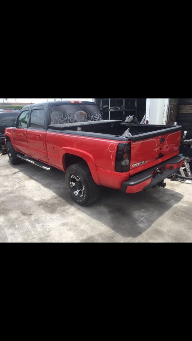 2005 GMC Sierra 2500 HD crew cab 4x4 duramax Allison parts truck parting out