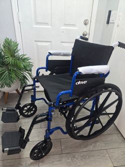 Drive Medical Blue Streak Lightweight Wheelchair, Footrests, 20" Seat, silla de ruedas