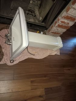 Pedestal sink