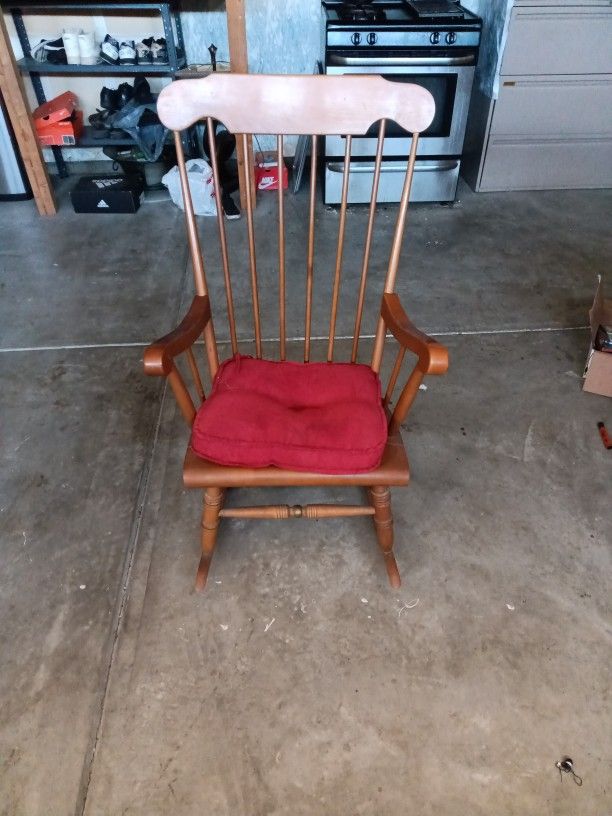 Early American Style Maple Rocking Chair
