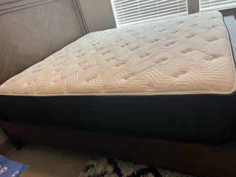 Like-New Luxury NFM King Mattress with Adjustable Base