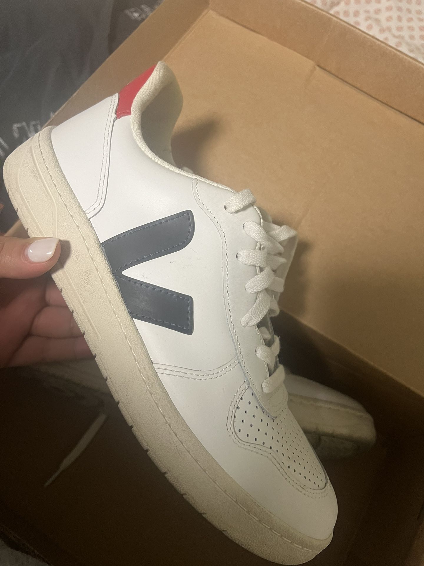 Veja V-10 Leather