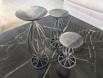 Stylish set of 3 dark metal candle holders. Varying heights