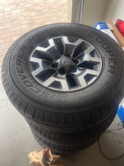 Rines y llantas de Toyota Tacoma en muy buenas condiciones