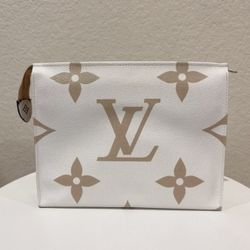 Louis Vuitton Pre-Owned Toiletry Pouch 26 Monogram Giant Khaki Green White Authentication included 
