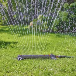 GARDENA 20570, Up to 3800 sq ft - AquaZoom Adjustable Oscillating Yard Sprinkler, for Watering Large Area Lawn and Garden. Aquazoom Outdoor oscillatin