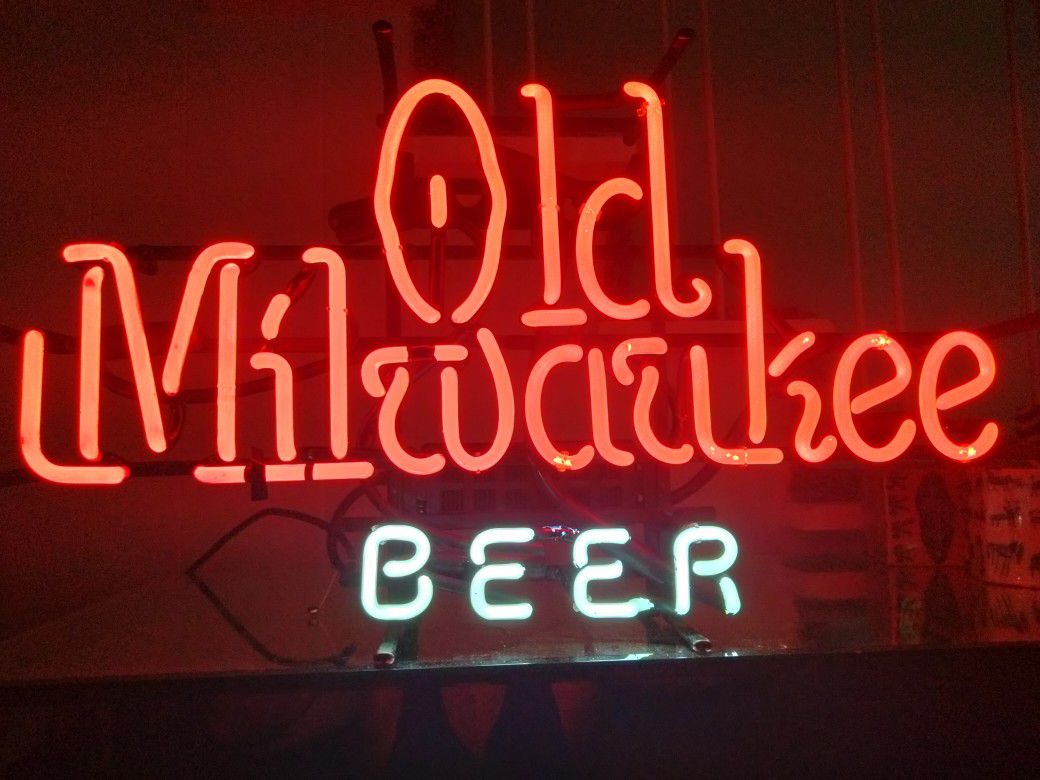 OLD  MILWAUKEE BEER NEON BEER SIGN
