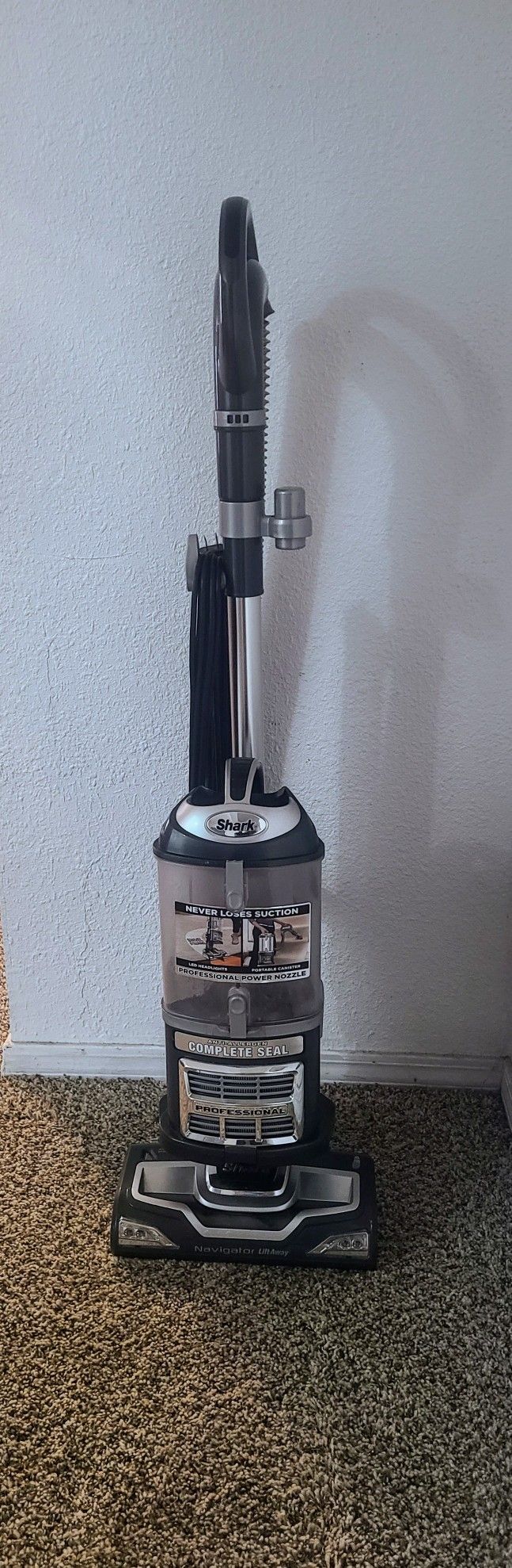 SHARK Uv540 Lift-Away Vacuum w/Attachments