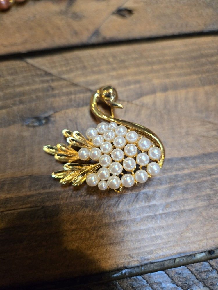 Vintage Art Nouveau Style, Gold Metal & Faux Pearl Brooch Pin, 1.5"