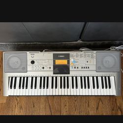 Yamaha YPT-320 Digital Keyboard  61 Keys 