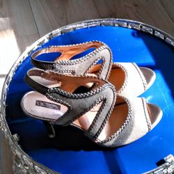 TAHARI Tanned Gold Heels. SZ: 8.5